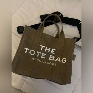 Marc jacobs the canvas medium tote bag in color green.